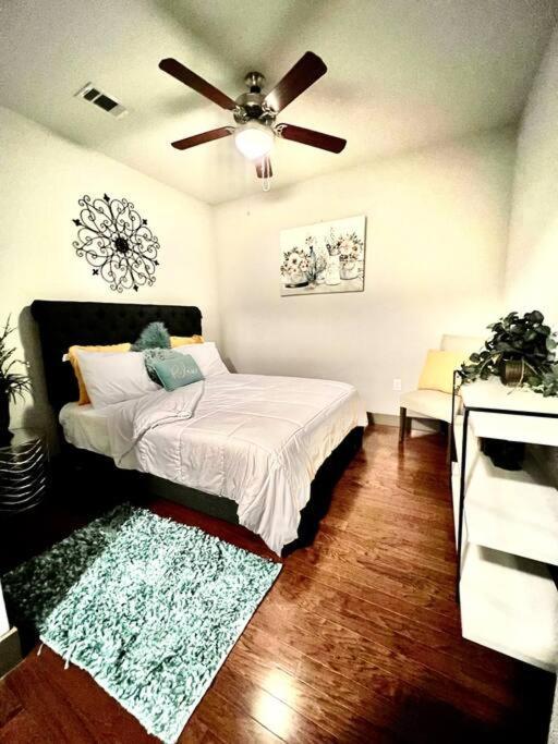 Highrise/balcony/luxury/condo * Houston