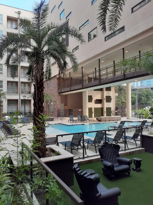 Highrise/balcony/luxury/condo *