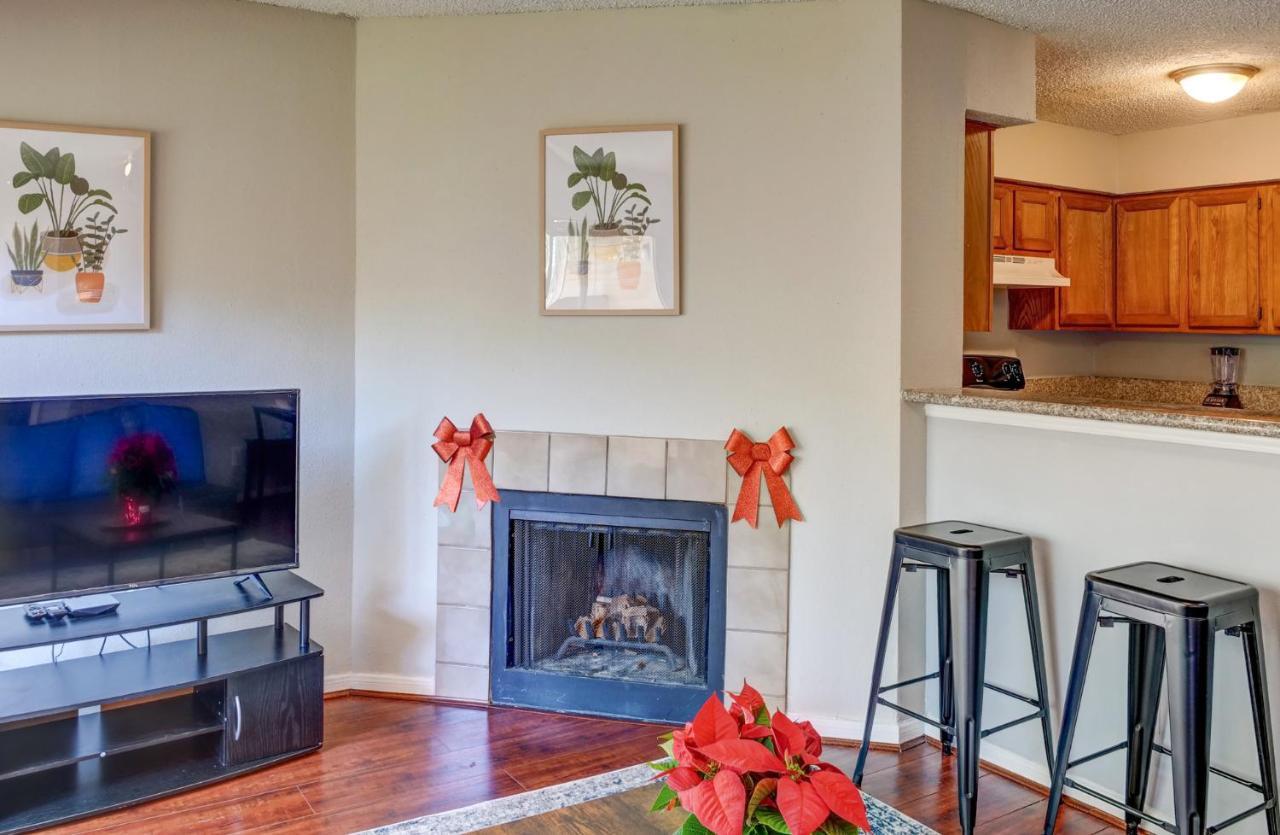 Lovely 2 Bedroom, 1 Bath With Pools And Gym.