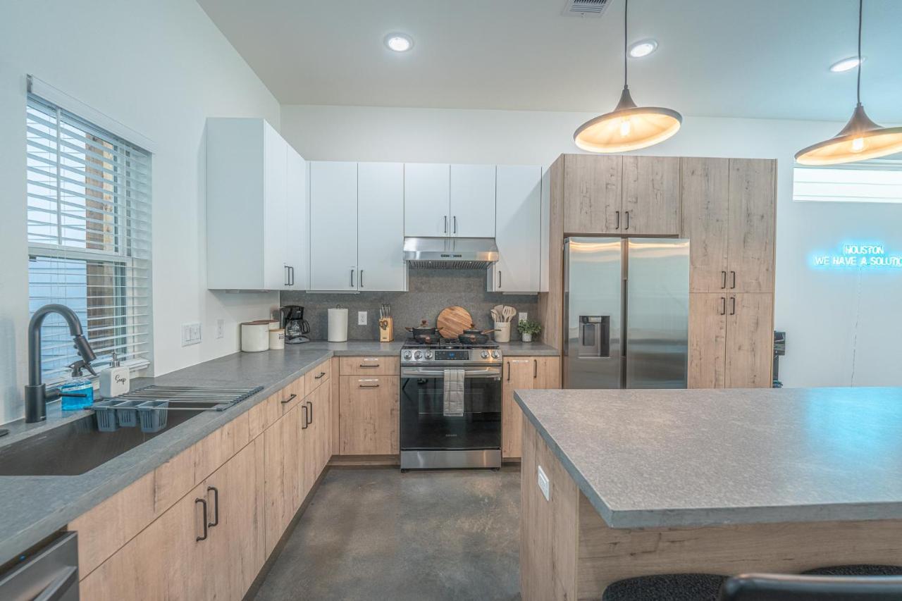 The Right House @ East Downtown Apartment *