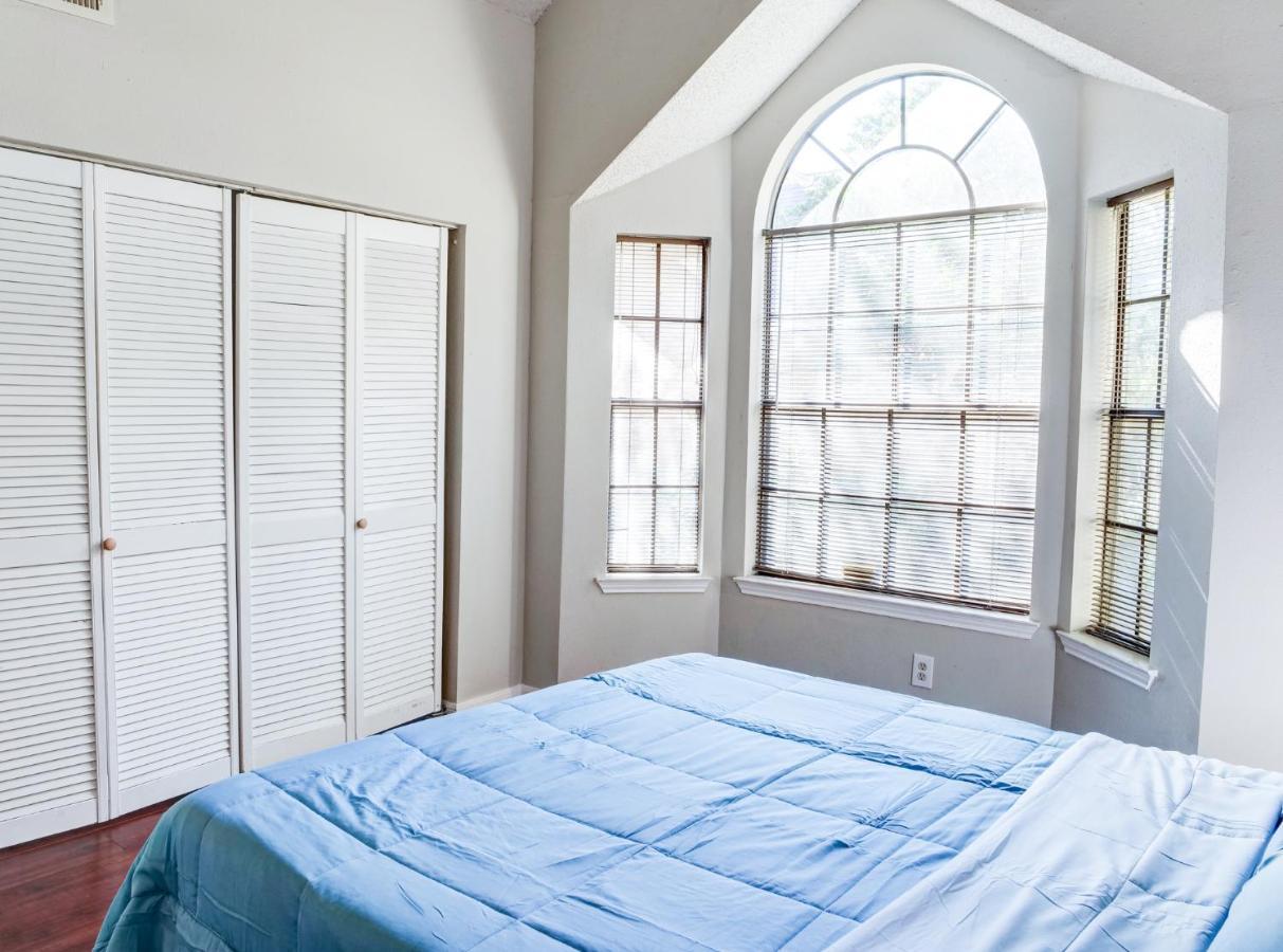 Lovely 2 Bedroom, 1 Bath With Pools And Gym. Holiday home Houston