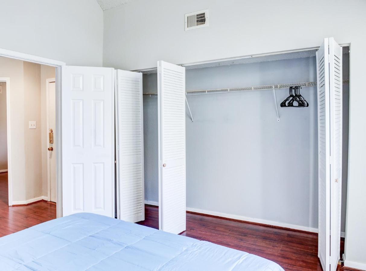 Holiday home Lovely 2 Bedroom, 1 Bath With Pools And Gym. Houston