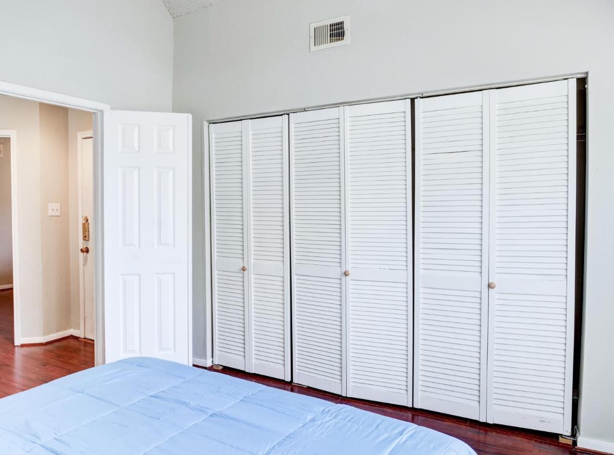Lovely 2 Bedroom, 1 Bath With Pools And Gym. Holiday home Houston