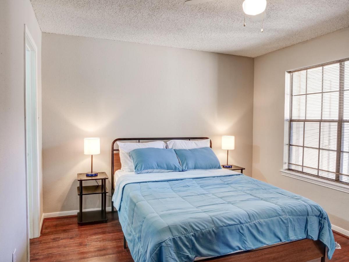 Lovely 2 Bedroom, 1 Bath With Pools And Gym. Holiday home Houston