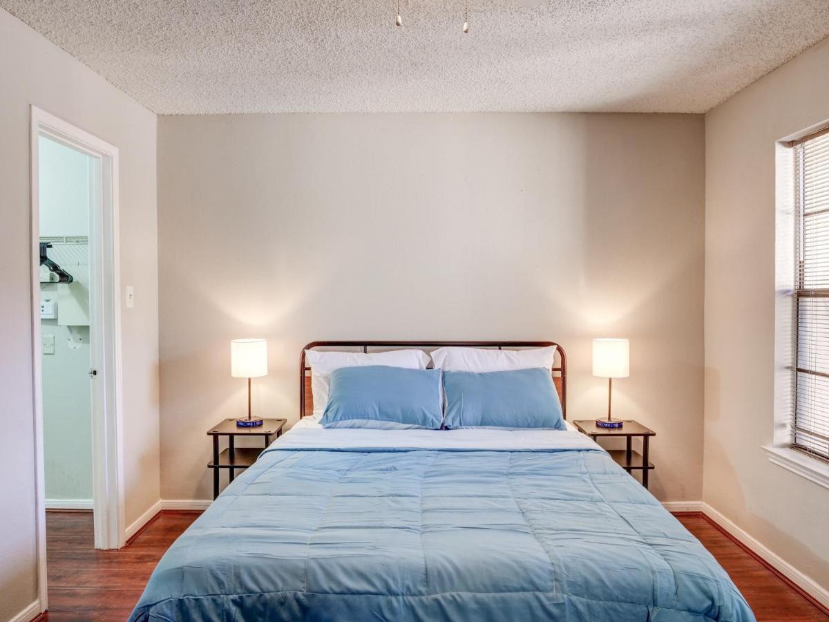 Lovely 2 Bedroom, 1 Bath With Pools And Gym. Houston