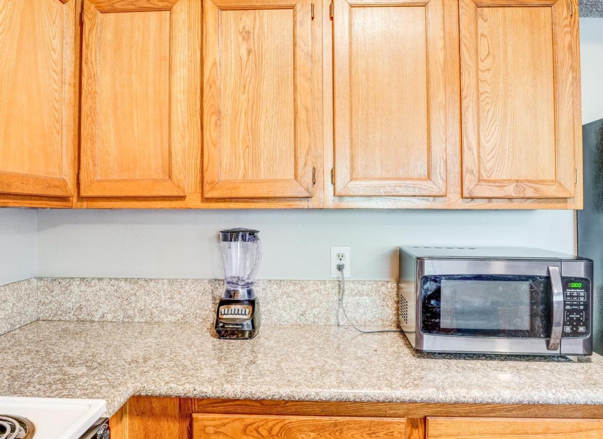 Lovely 2 Bedroom, 1 Bath With Pools And Gym. *