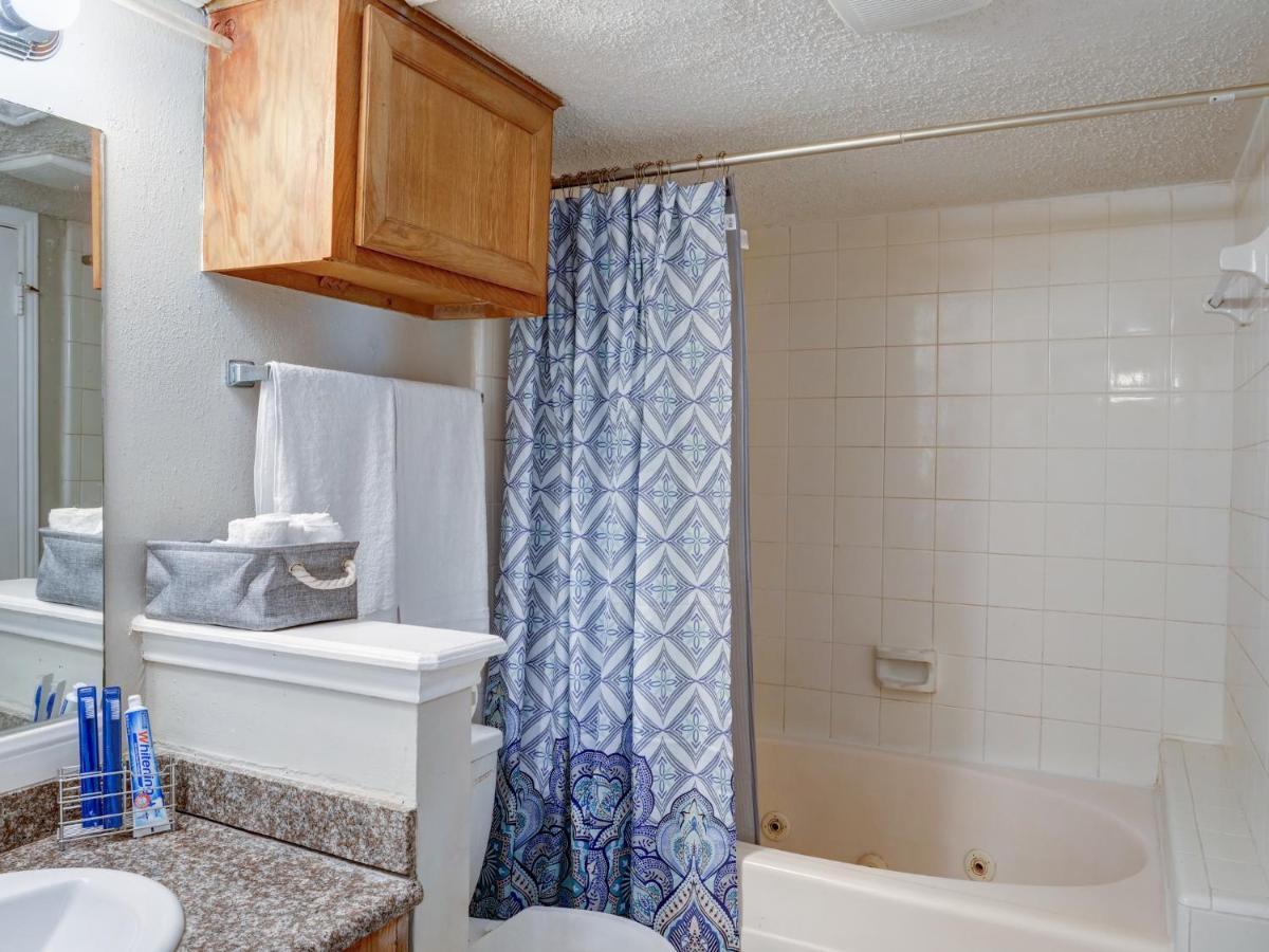 Lovely 2 Bedroom, 1 Bath With Pools And Gym.