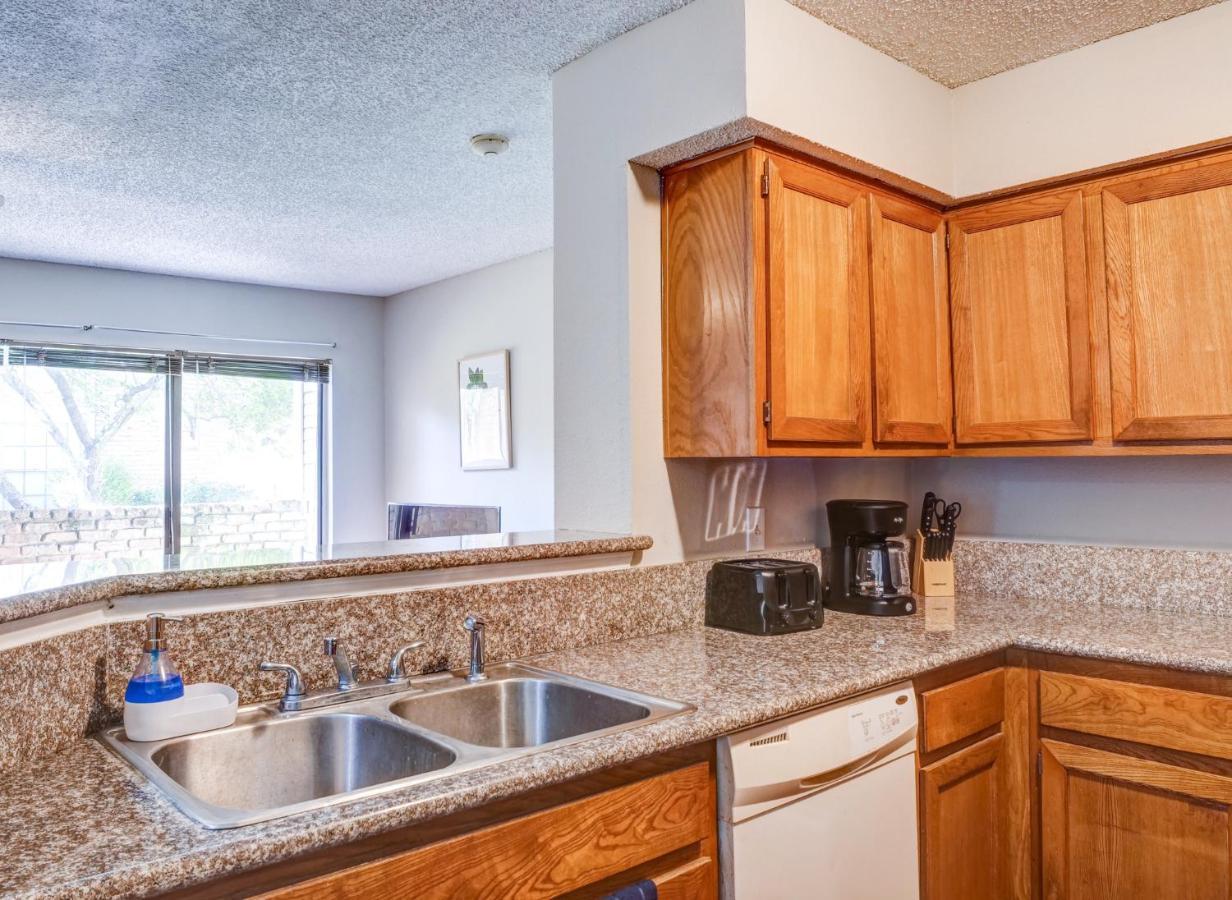 Lovely 2 Bedroom, 1 Bath With Pools And Gym. * Houston