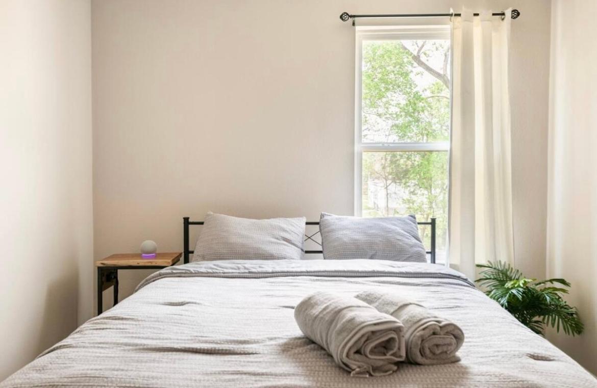 Homestay Luxe Retreat - Downtown Private In