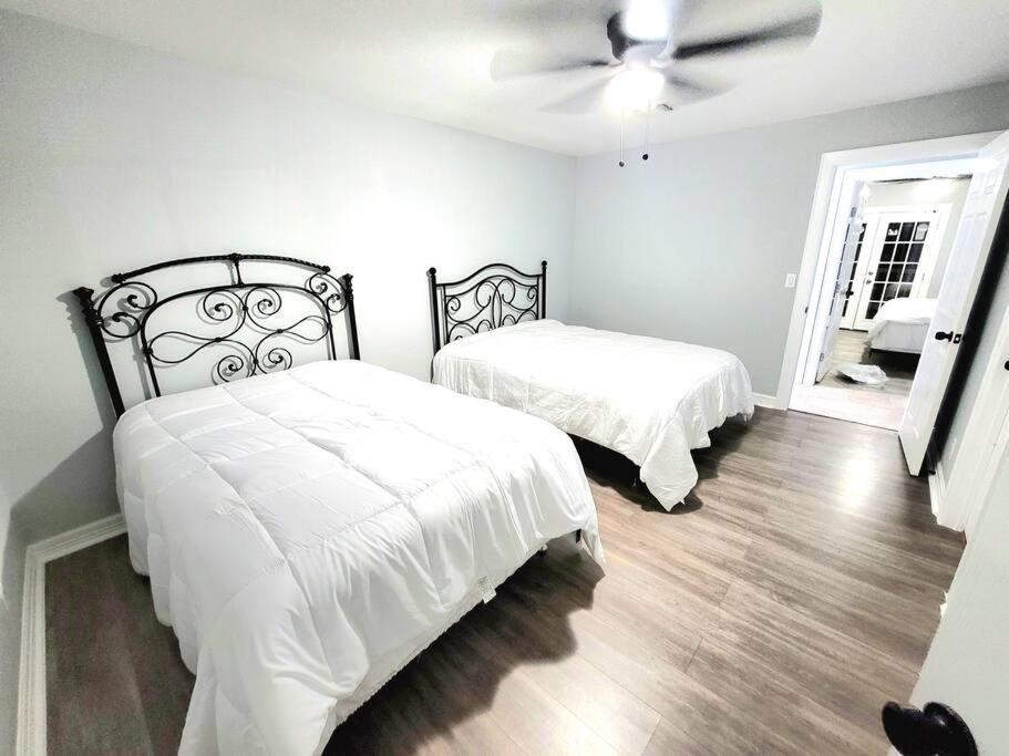 77072 New Remodeled Cute Townhome Sw Holiday home *