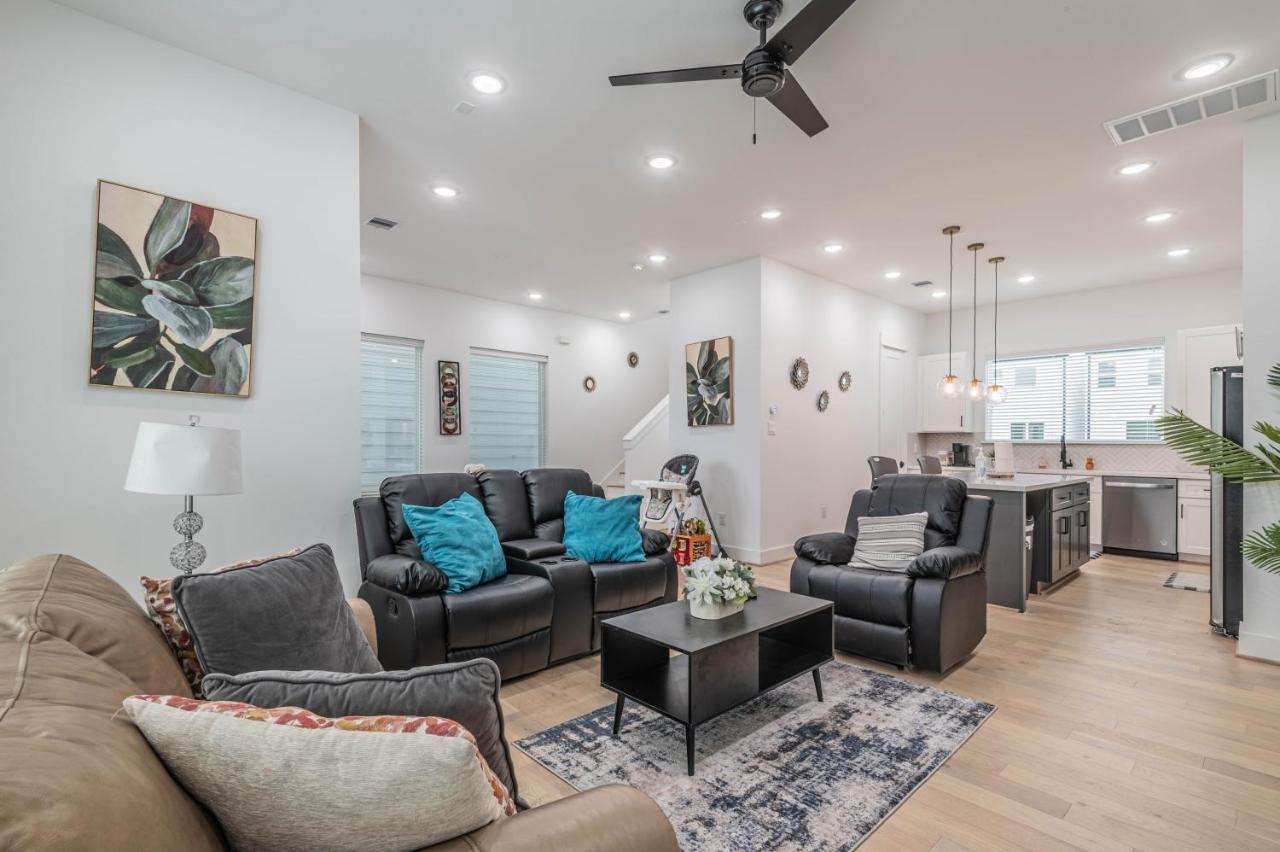 Cozy Duplex Mins To Dt/ Mctr, Free Wi-fi/ Parking *