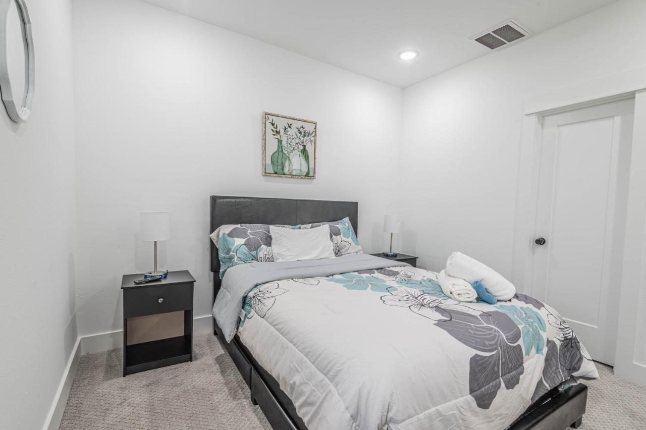 Cozy Duplex Mins To Dt/ Mctr, Free Wi-fi/ Parking *