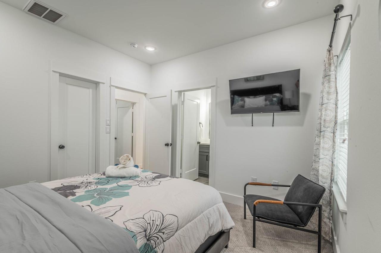 Cozy Duplex Mins To Dt/ Mctr, Free Wi-fi/ Parking Holiday home