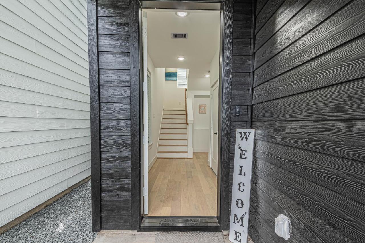 Holiday home Cozy Duplex Mins To Dt/ Mctr, Free Wi-fi/ Parking *
