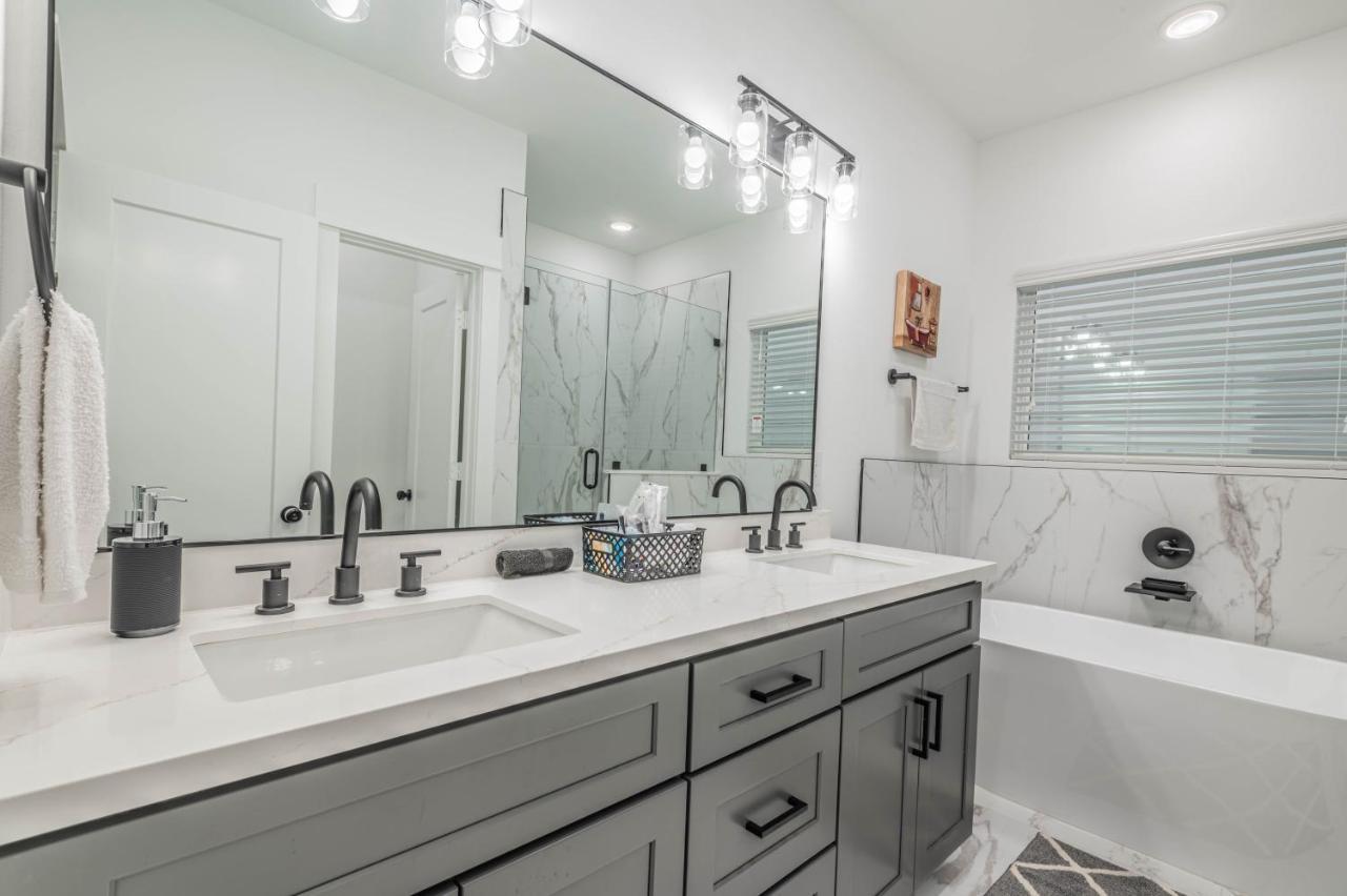 Cozy Duplex Mins To Dt/ Mctr, Free Wi-fi/ Parking Holiday home *