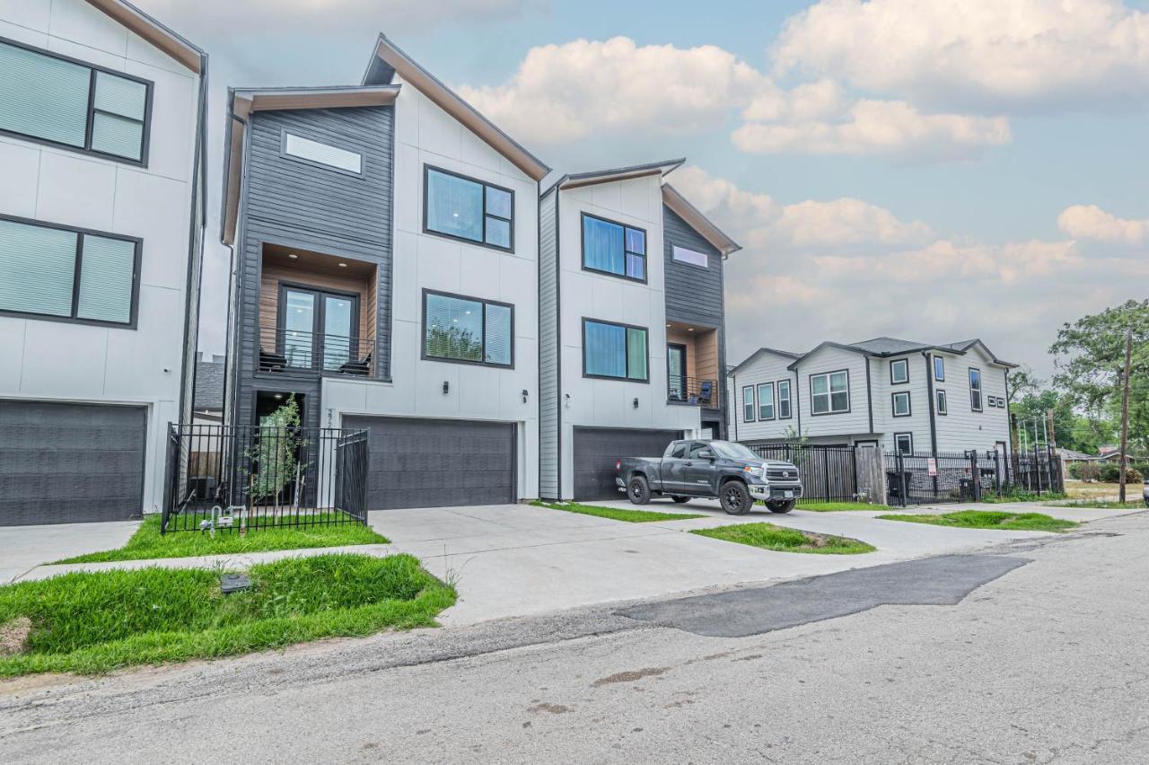 Cozy Duplex Mins To Dt/ Mctr, Free Wi-fi/ Parking Houston