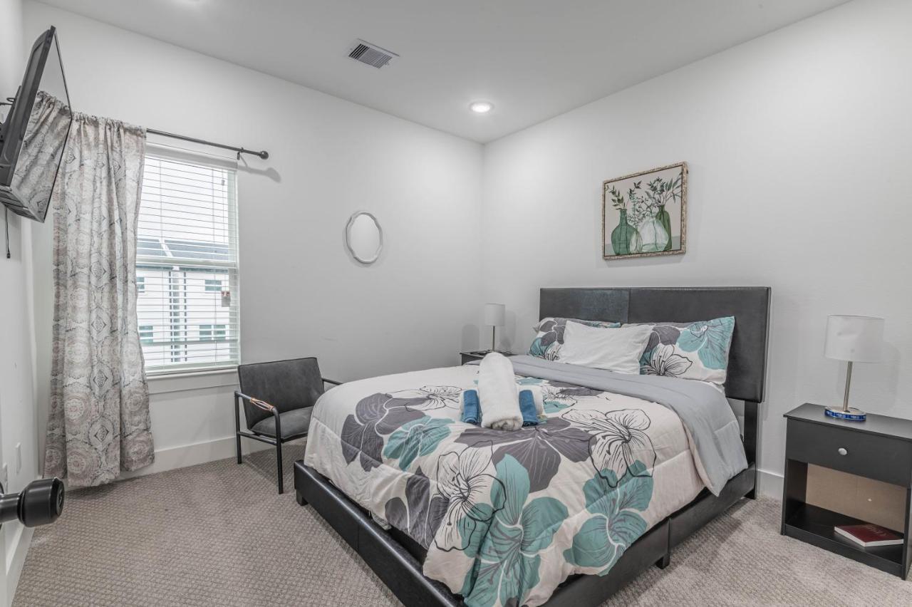 Cozy Duplex Mins To Dt/ Mctr, Free Wi-fi/ Parking Holiday home *
