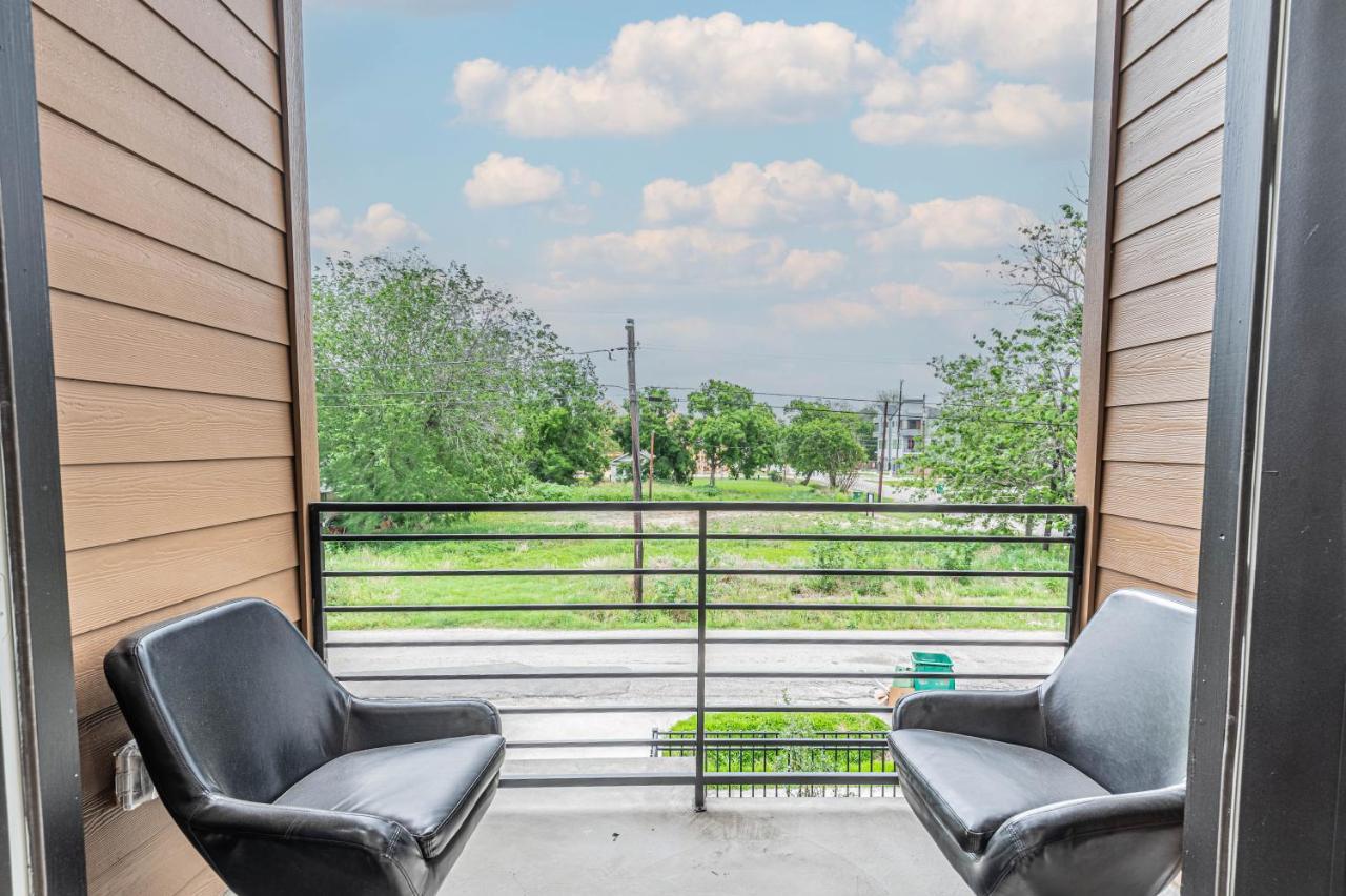 Holiday home Cozy Duplex Mins To Dt/ Mctr, Free Wi-fi/ Parking *