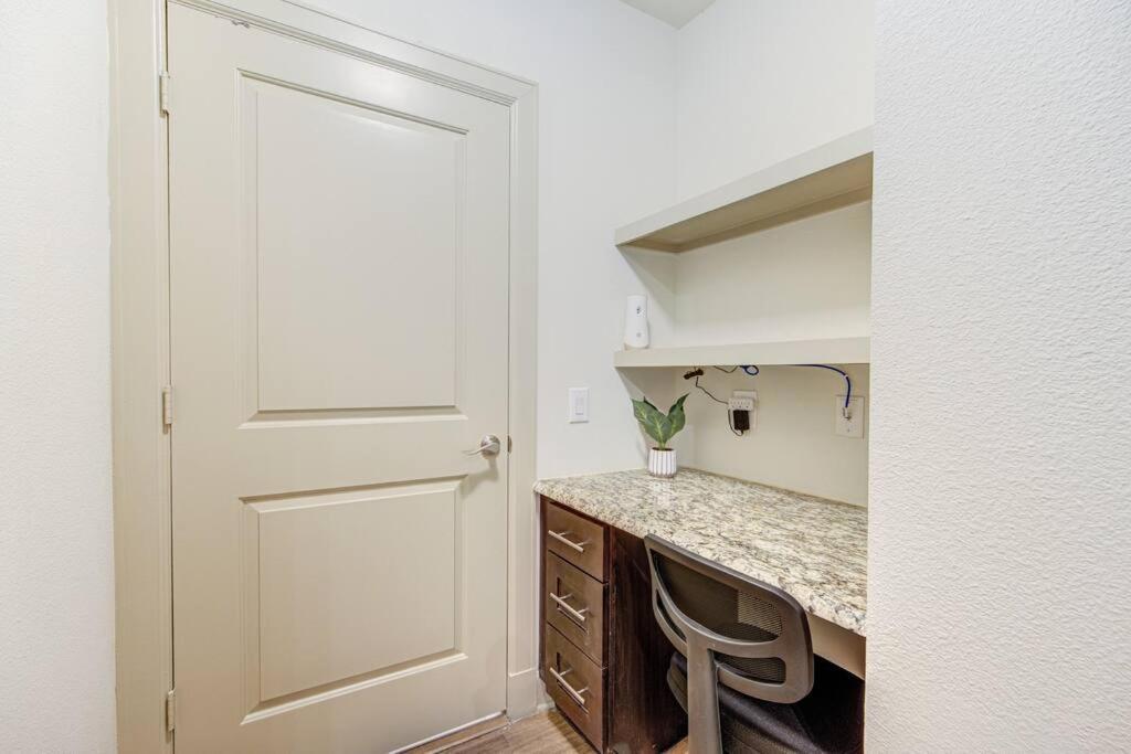 Lavish Tx Tranquil Haven Luxe 1-bedroom Escape Near Nrg & Med Center Apartment