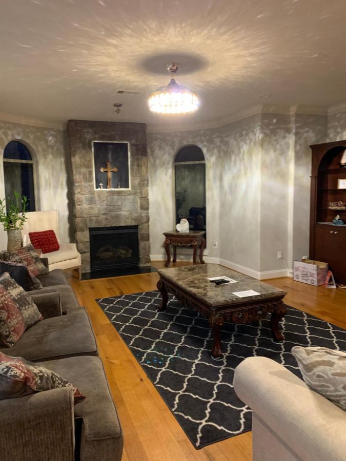 Luxuria Mini-mansion Near Downtown Holiday home