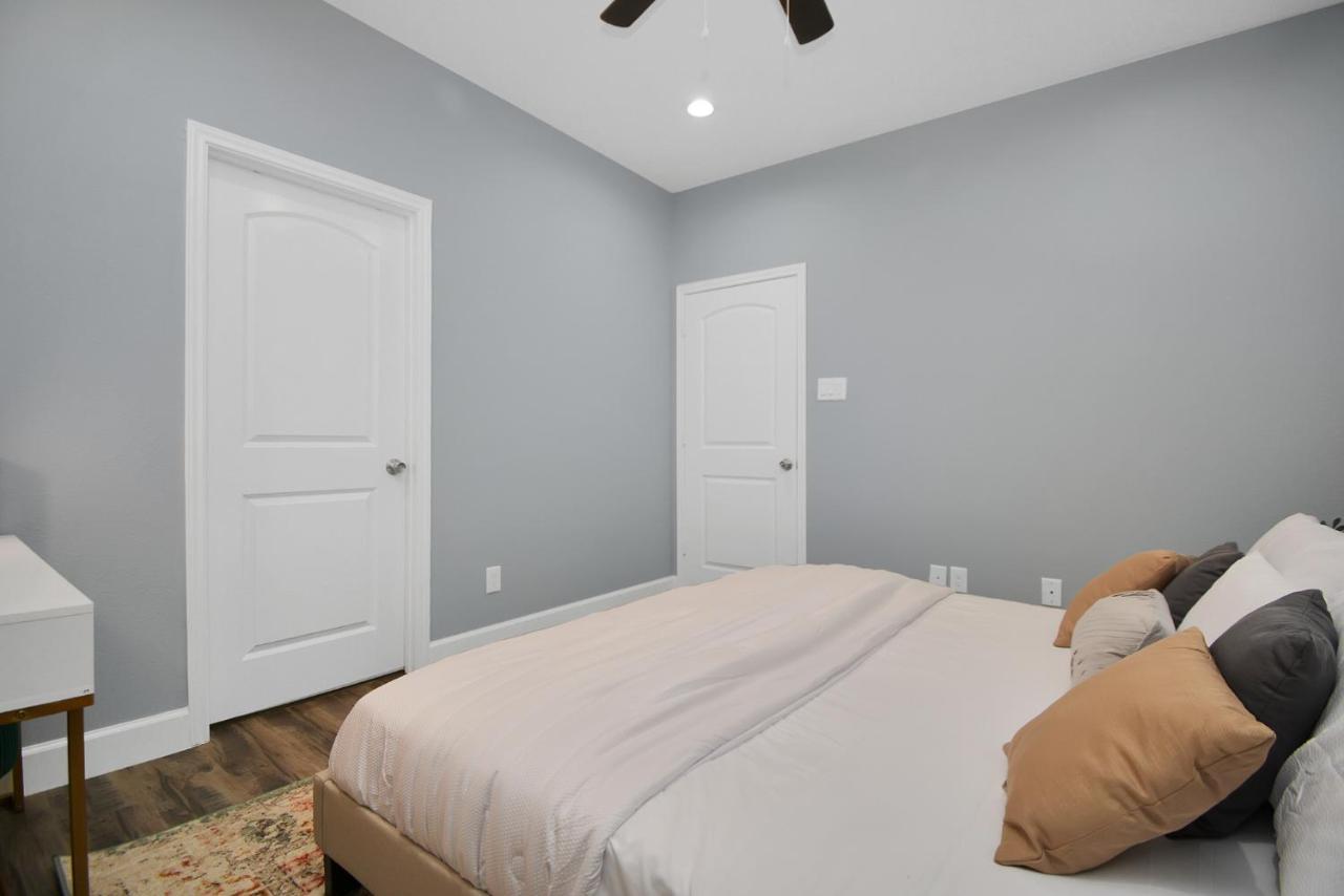 Modern Near Nrg Stadium Apartment *