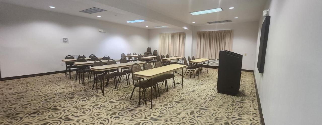 Wingate By Wyndham / Willowbrook Hotel 3*