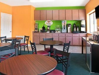 Super 8 By Wyndham Houston/brookhollow Nw Hotel 2*