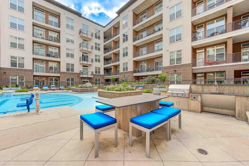 Apartment Trendy Downtown 1bd/freeparking/wi-fi/pool *