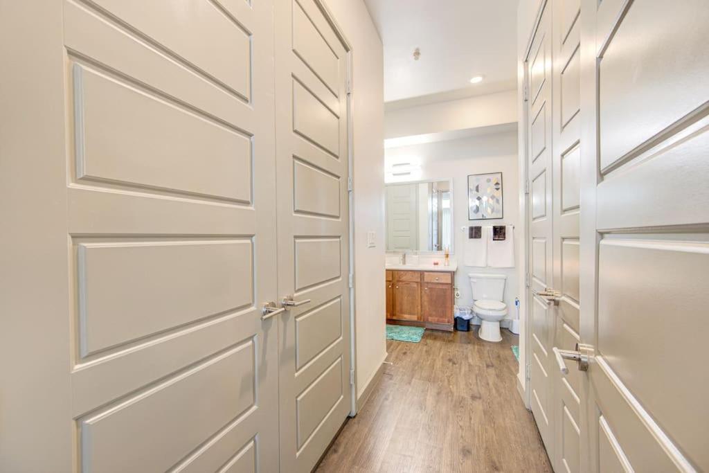 Trendy Downtown 1bd/freeparking/wi-fi/pool * Houston