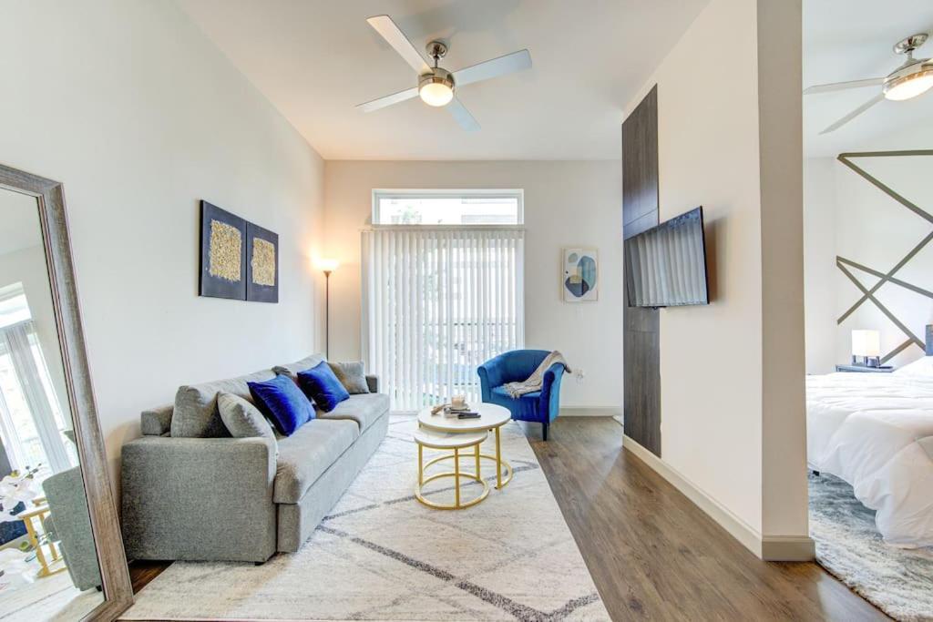 Trendy Downtown 1bd/freeparking/wi-fi/pool * Houston