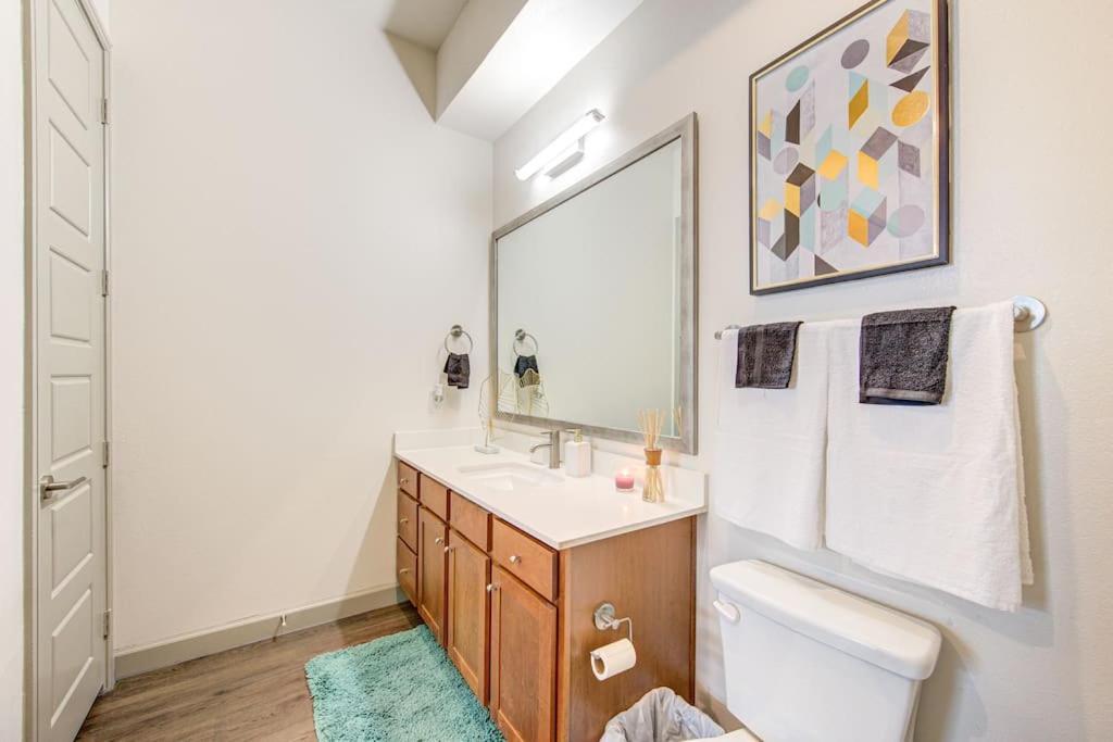 Trendy Downtown 1bd/freeparking/wi-fi/pool Apartment