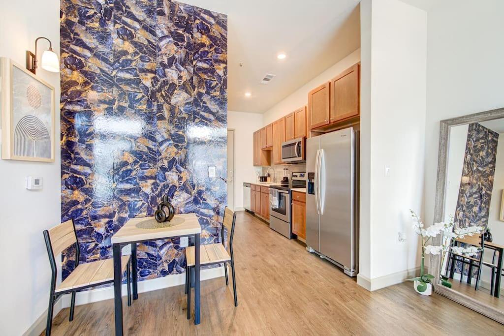 Trendy Downtown 1bd/freeparking/wi-fi/pool * Houston