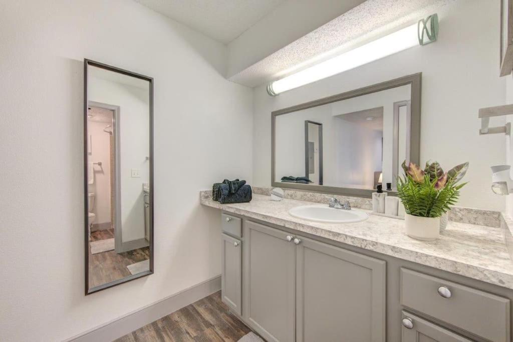 Lux /king Bed /free Parking/pool/first Floor
