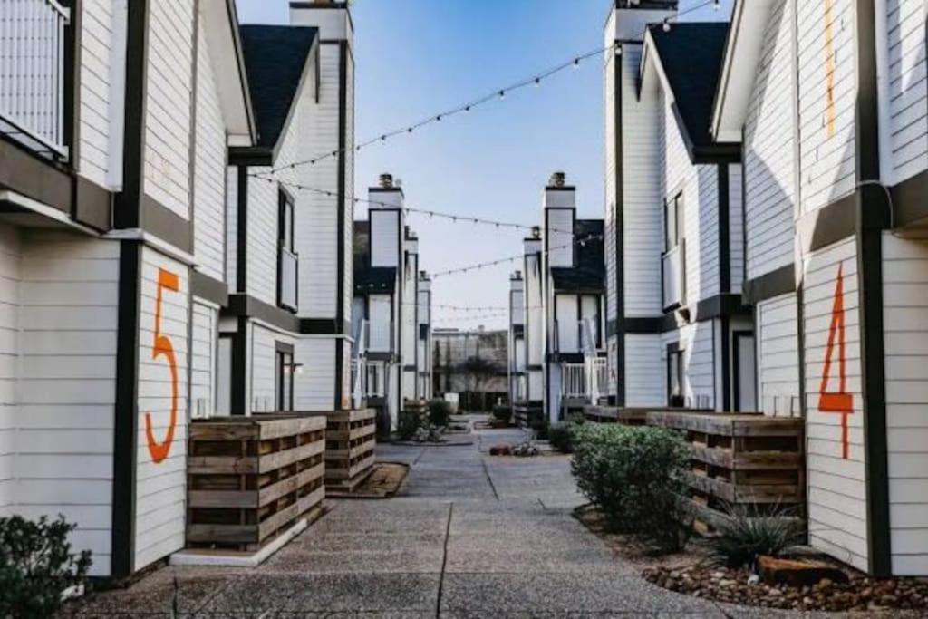 Lux /king Bed /free Parking/pool/first Floor Apartment Houston