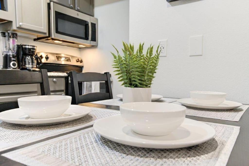 Lux /king Bed /free Parking/pool/first Floor *