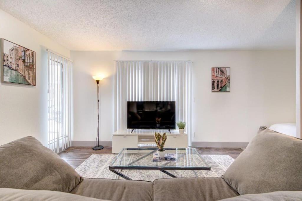 Lux /king Bed /free Parking/pool/first Floor Apartment *