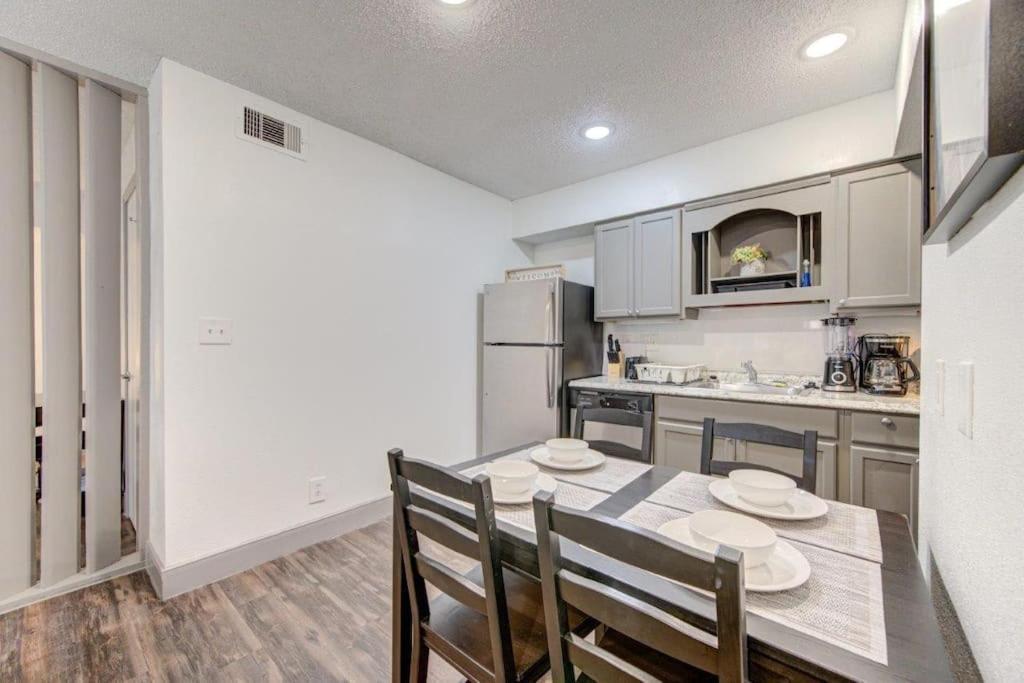 Lux /king Bed /free Parking/pool/first Floor Apartment Houston