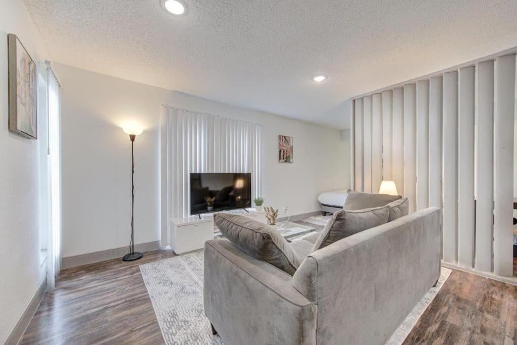 Lux /king Bed /free Parking/pool/first Floor