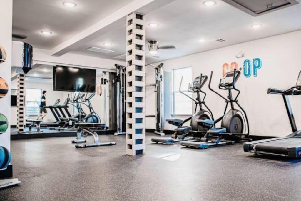 Apartment Lux /king Bed /free Parking/pool/first Floor Houston