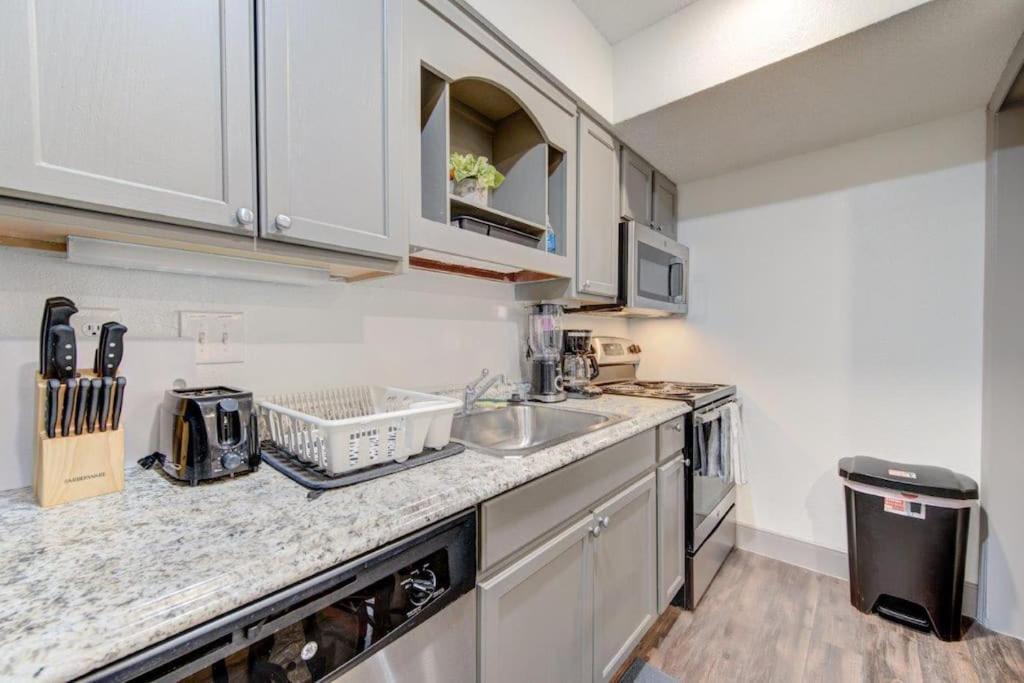 Lux /king Bed /free Parking/pool/first Floor Houston