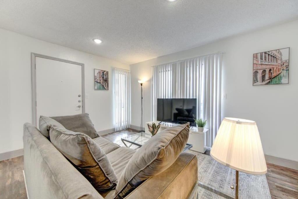Lux /king Bed /free Parking/pool/first Floor