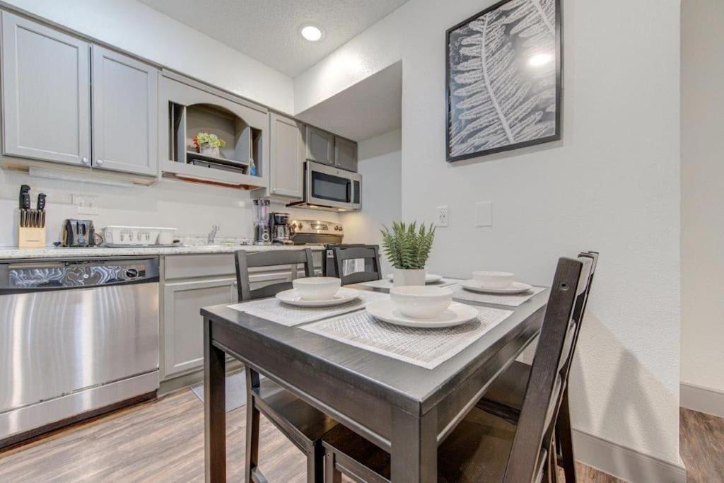 Apartment Lux /king Bed /free Parking/pool/first Floor Houston