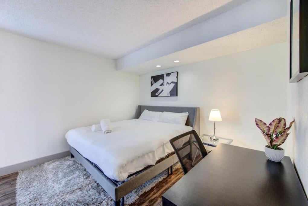 Lux /king Bed /free Parking/pool/first Floor Apartment