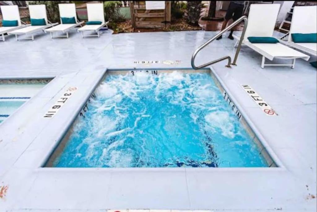Lux /king Bed /free Parking/pool/first Floor *