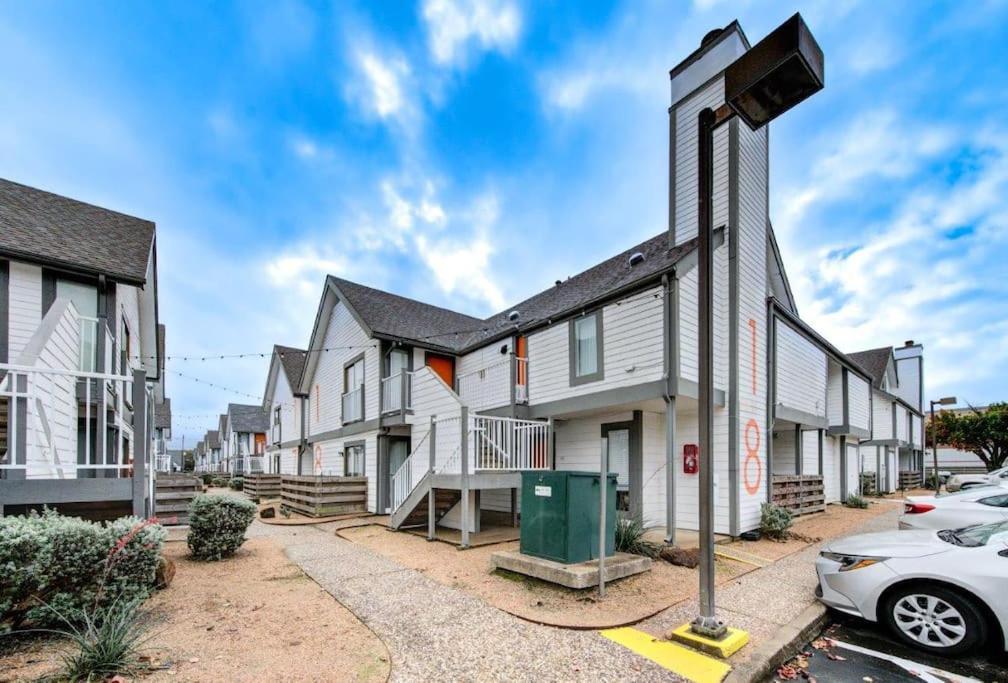 Lux /king Bed /free Parking/pool/first Floor Apartment *