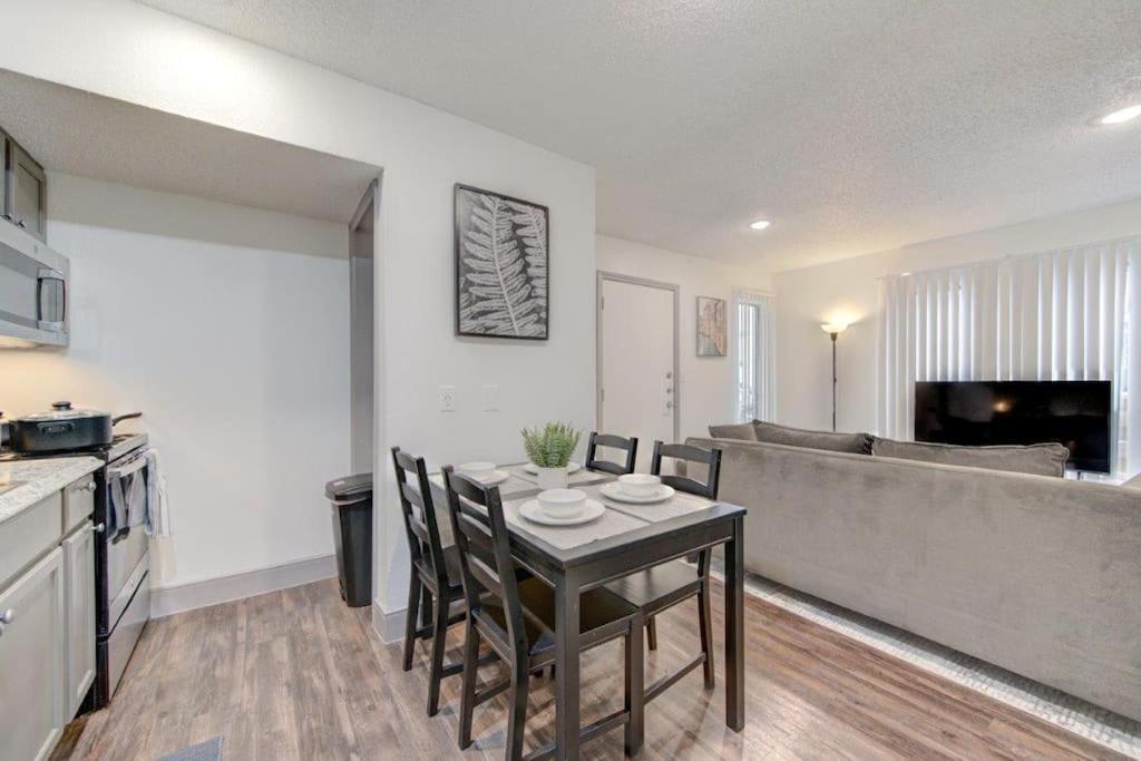 Lux /king Bed /free Parking/pool/first Floor Apartment Houston