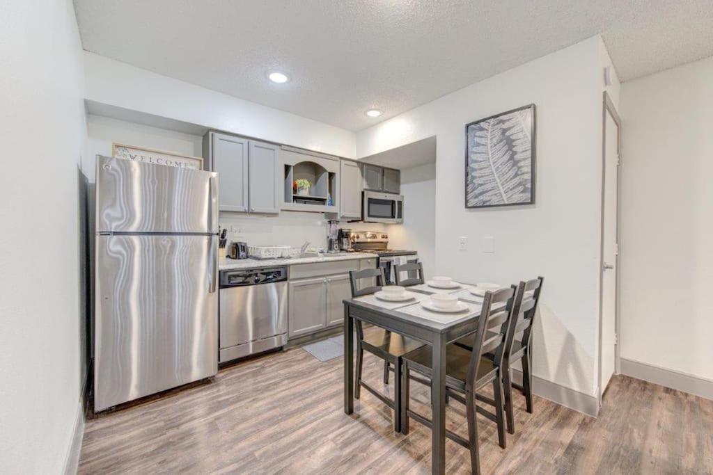 Apartment Lux /king Bed /free Parking/pool/first Floor *