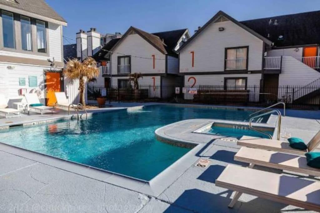 Lux /king Bed /free Parking/pool/first Floor *