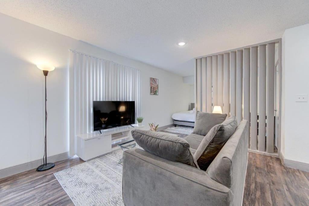 Lux /king Bed /free Parking/pool/first Floor Houston