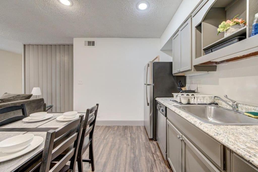 Lux /king Bed /free Parking/pool/first Floor Apartment Houston